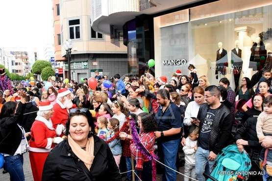 Papá Noel recibe el cariño de cientos de niños de Telde (Foto Antonio Alí y TA)